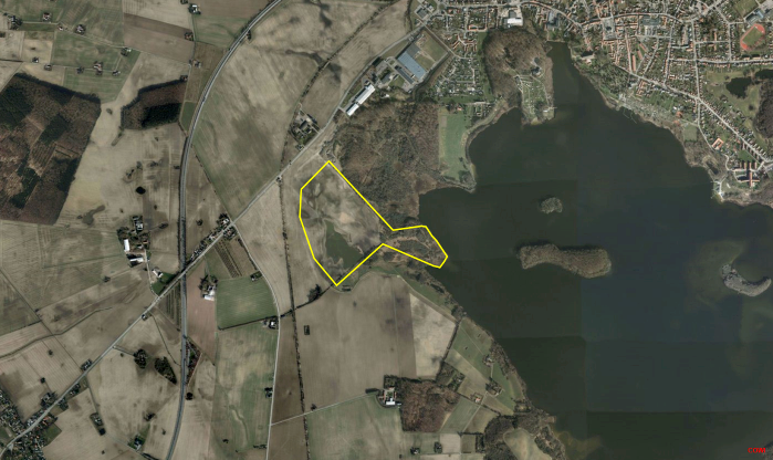 På billedet er undersøgelsesområdet markeret på flyfoto fra det våde år 2012, hvor der sidst stod vand på marken.
