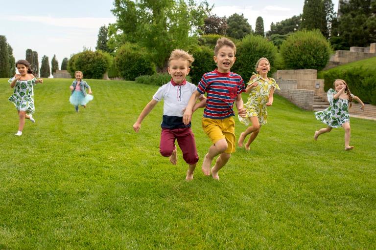 Børn der løber henover græsset