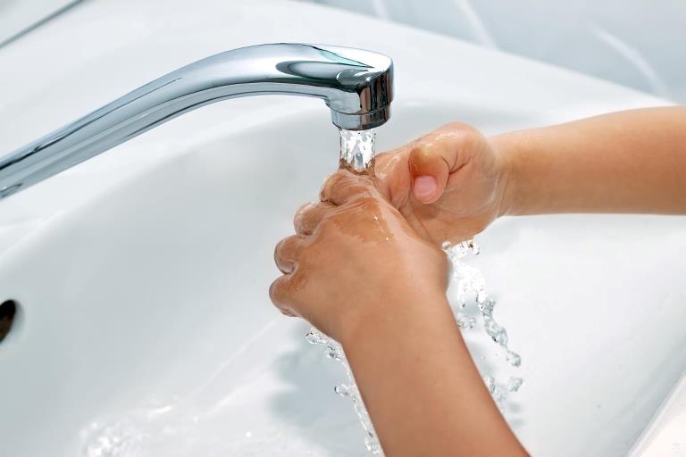 Barn vasker hænder i håndvask